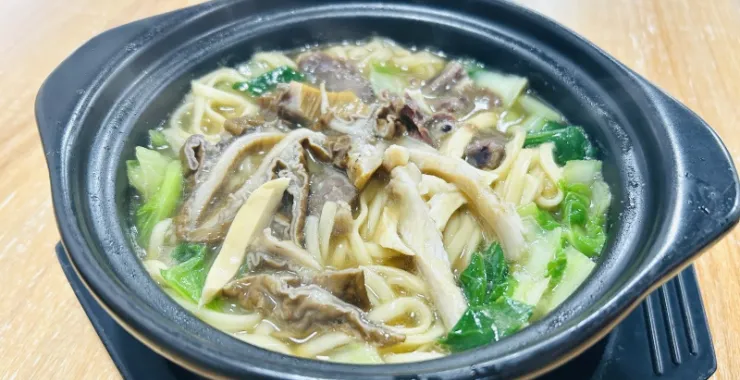  夜宵美食牛肉牛杂砂锅