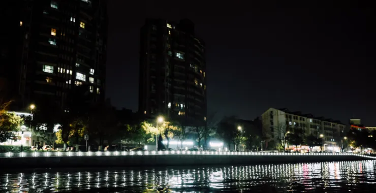 姚江夜景灯光轮渡江边建筑高楼楼房夜晚游船桥
