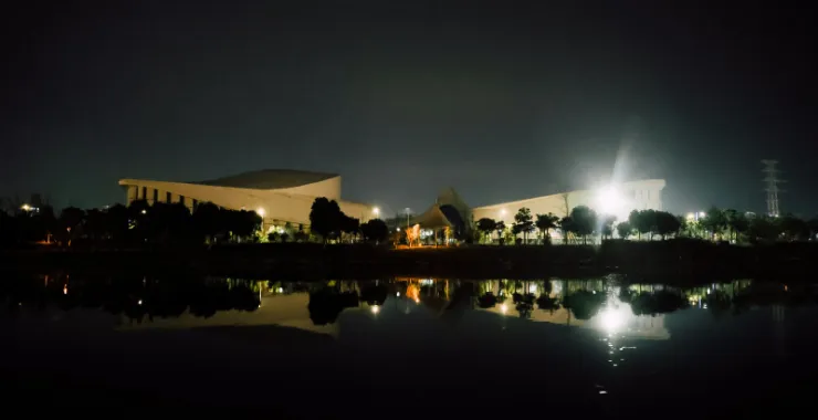 余姚公共文化中心姚江夜景灯光轮渡江边建筑高楼楼房夜晚游船桥