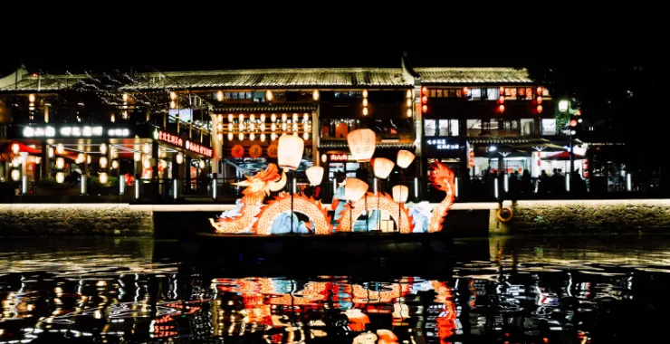 姚江夜景灯光轮渡江边建筑高楼楼房夜晚游船桥阳明古镇