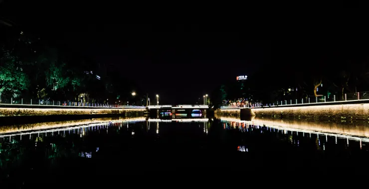 姚江夜景灯光轮渡江边建筑高楼楼房夜晚游船桥