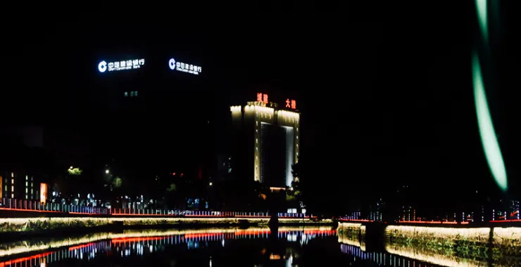 姚江夜景灯光轮渡江边建筑高楼楼房夜晚游船桥