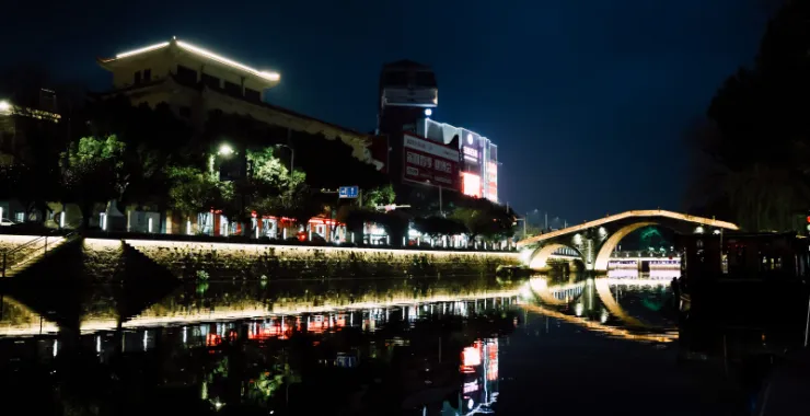 姚江夜景灯光轮渡江边建筑高楼楼房夜晚游船桥