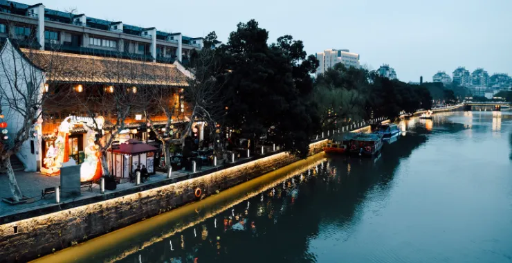姚江夜景灯光轮渡江边建筑高楼楼房夜晚游船桥阳明古镇