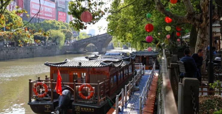姚江轮渡江边建筑高楼楼房游船桥阳明古镇
