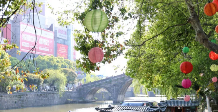 姚江轮渡江边建筑高楼楼房游船桥阳明古镇