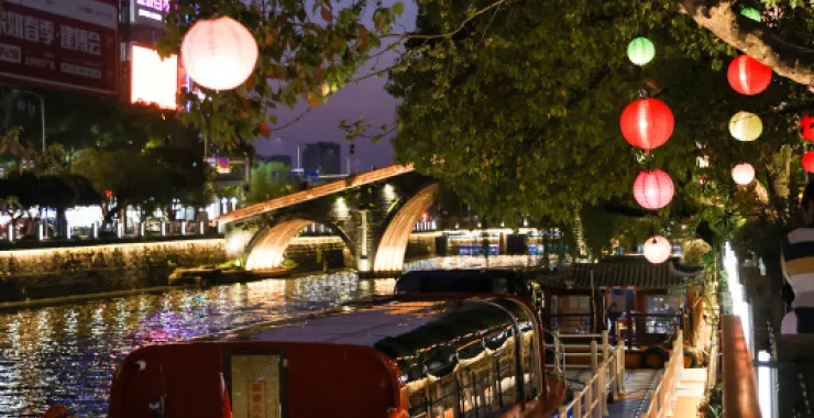 阳明古镇姚江夜景灯光轮渡江边建筑高楼楼房夜晚游船桥阳明古镇