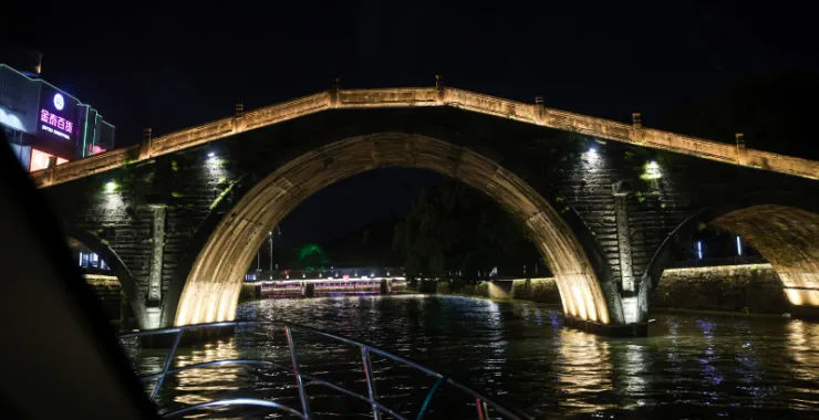 姚江夜景灯光轮渡江边建筑高楼楼房夜晚游船桥阳明古镇
