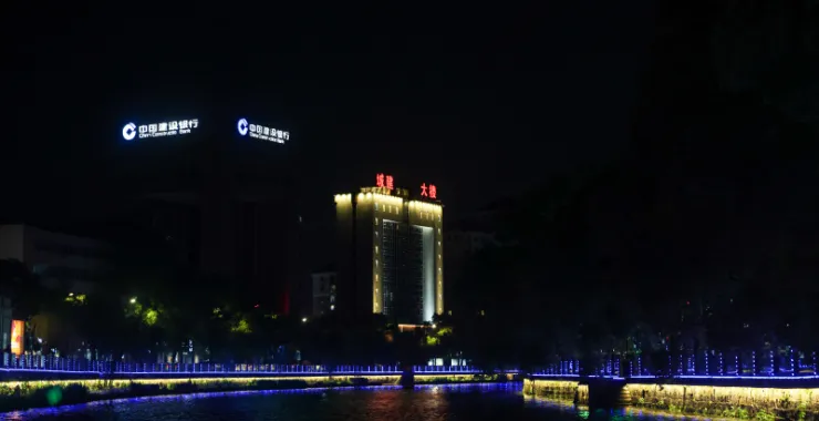 姚江夜景灯光轮渡江边建筑高楼楼房夜晚游船桥阳明古镇