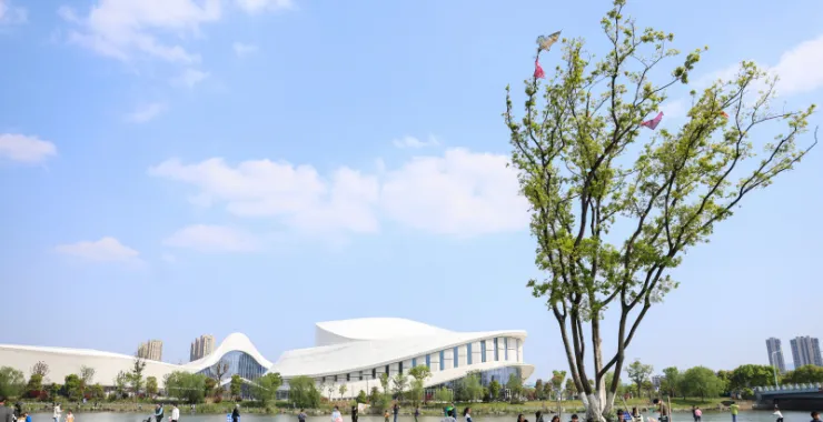余姚大剧院建筑公共文化中心外景人群