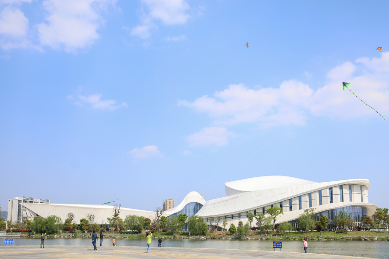 余姚大剧院建筑公共文化中心外景人群