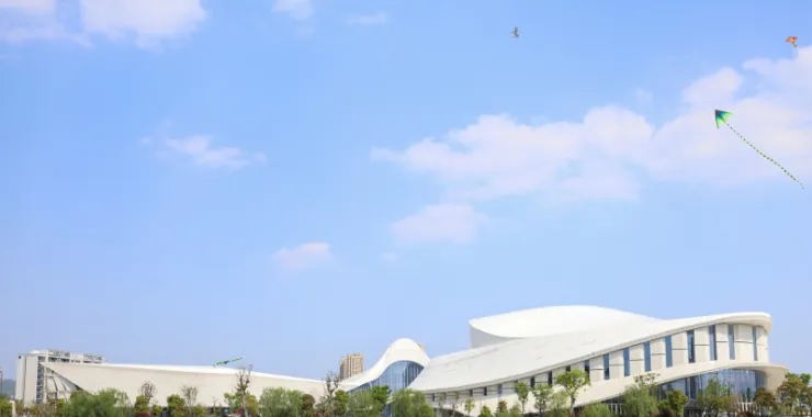 余姚大剧院建筑公共文化中心外景人群