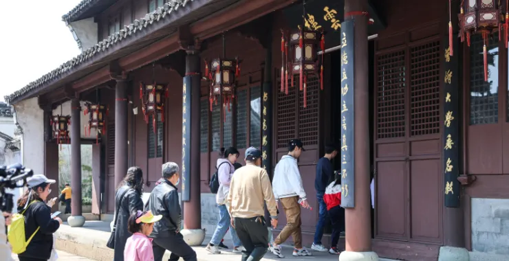 余姚王阳明故居名人景点景区红色经典景点瑞云楼人群参观背影