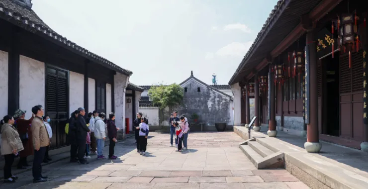 余姚王阳明故居名人景点景区红色经典景点瑞云楼人群参观背影