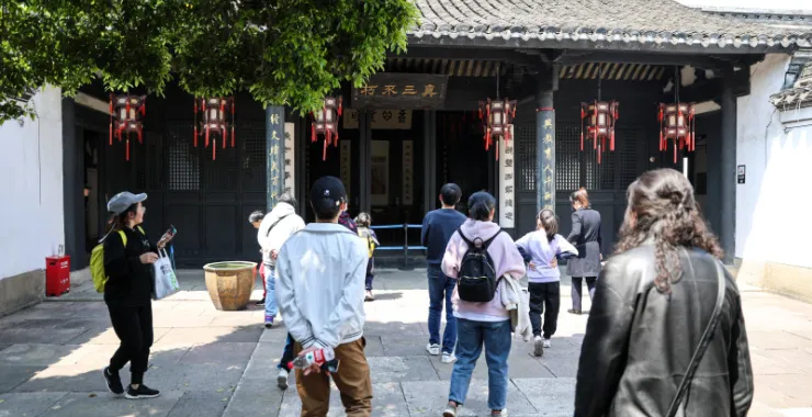 余姚王阳明故居名人景点景区红色经典景点瑞云楼人群参观背影真三不朽