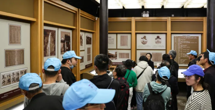 余姚王阳明故居名人景点景区红色经典景点瑞云楼人群参观背影真三不朽