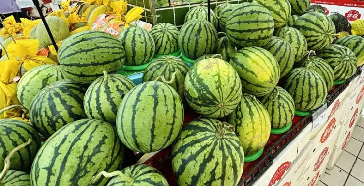 超市购物水果西瓜夏天