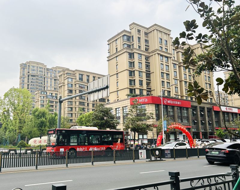 马路交通公交车余姚中央公馆中央花园小区住宅结婚气拱门