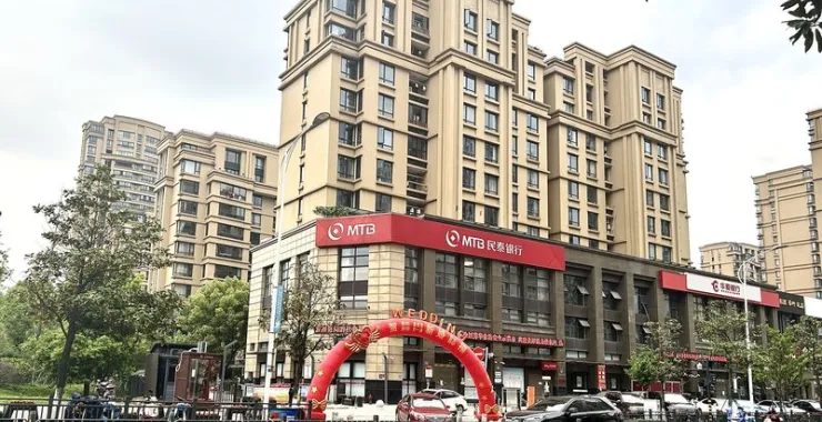 马路交通余姚中央公馆中央花园小区住宅结婚气拱门
