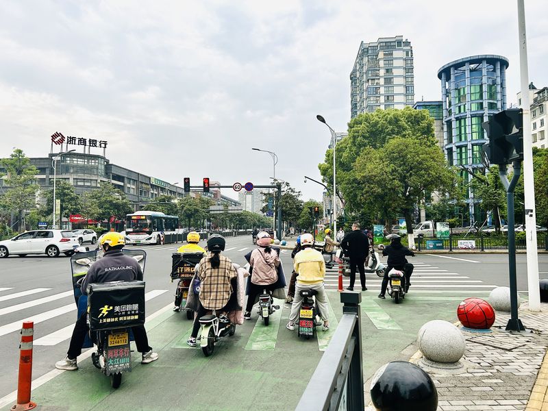 余姚兰江街道四明西路马路交通电瓶车骑车上班族
