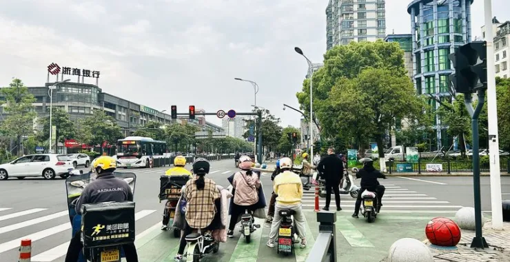 余姚兰江街道四明西路马路交通电瓶车骑车上班族
