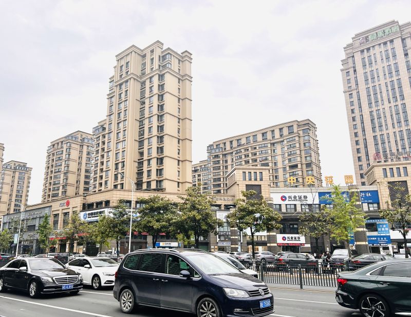 余姚四明西路中央花园马路交通汽车