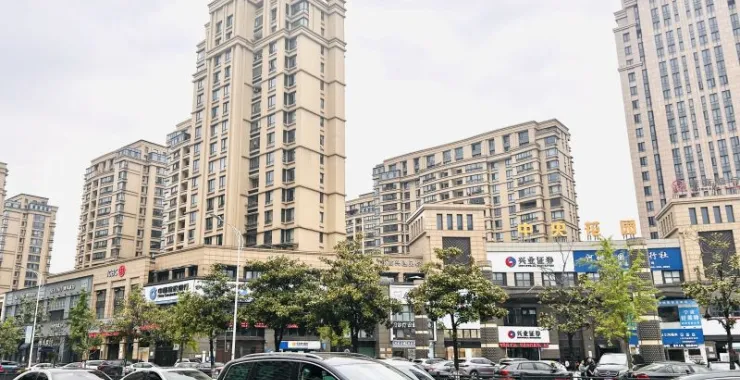 余姚四明西路中央花园马路交通汽车