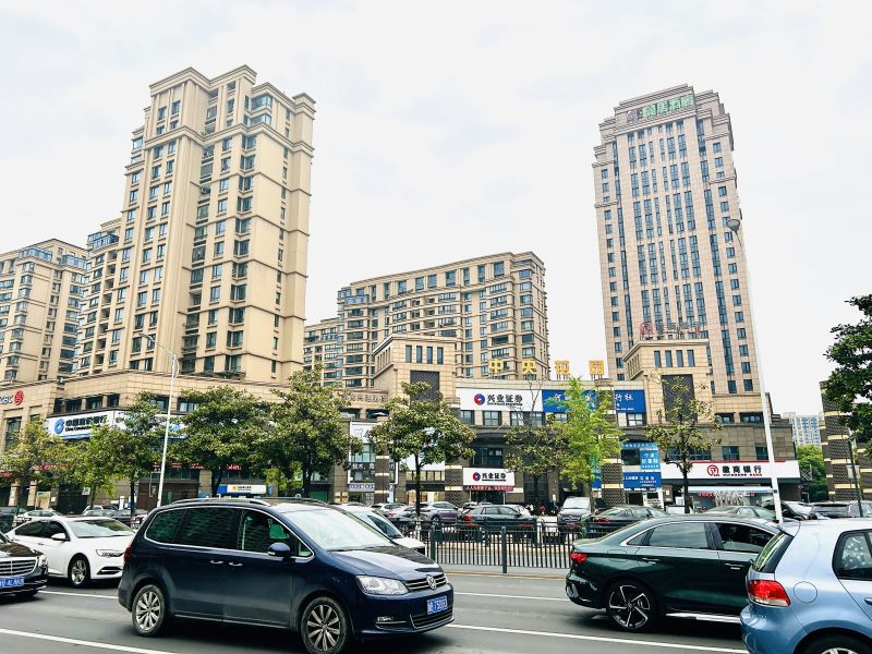 余姚四明西路中央花园马路交通汽车