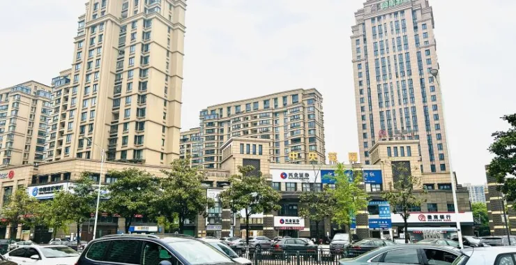 余姚四明西路中央花园马路交通汽车