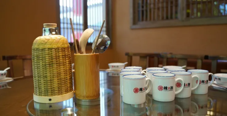 余姚湘菜馆美食探店辣味水杯热水瓶茶杯杯子