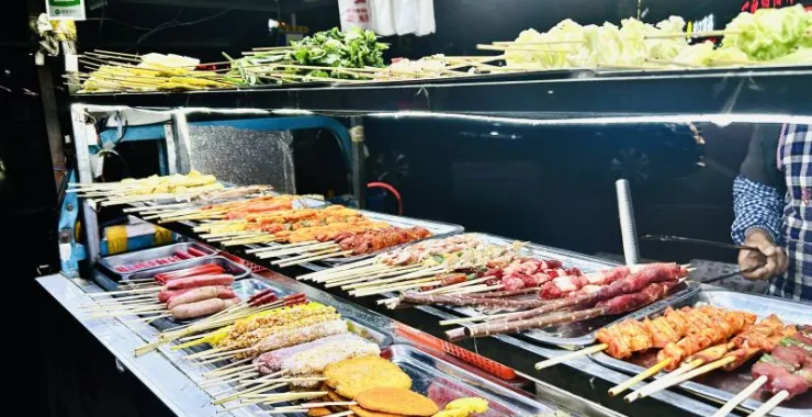 街边夜宵小吃美食烤串油炸串串