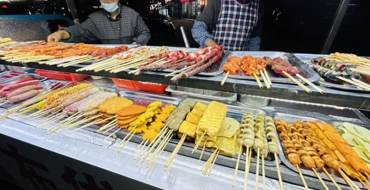 街边夜宵小吃美食烤串油炸串串