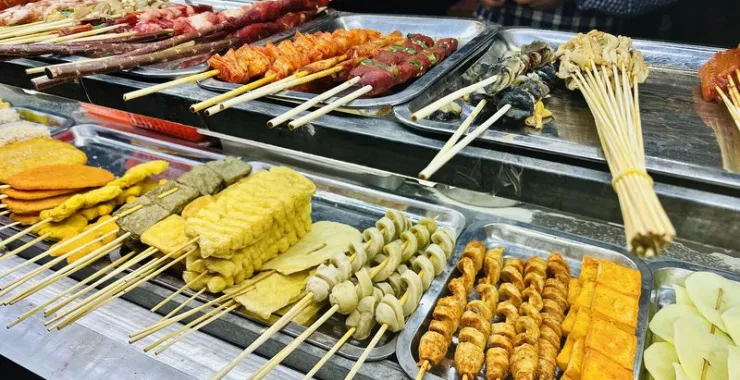 街边夜宵小吃美食烤串油炸串串