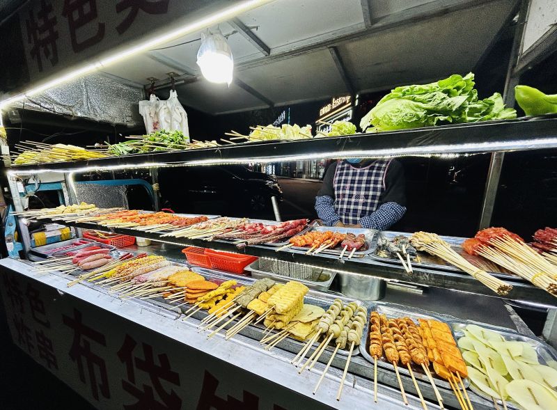 街边夜宵小吃美食烤串油炸串串