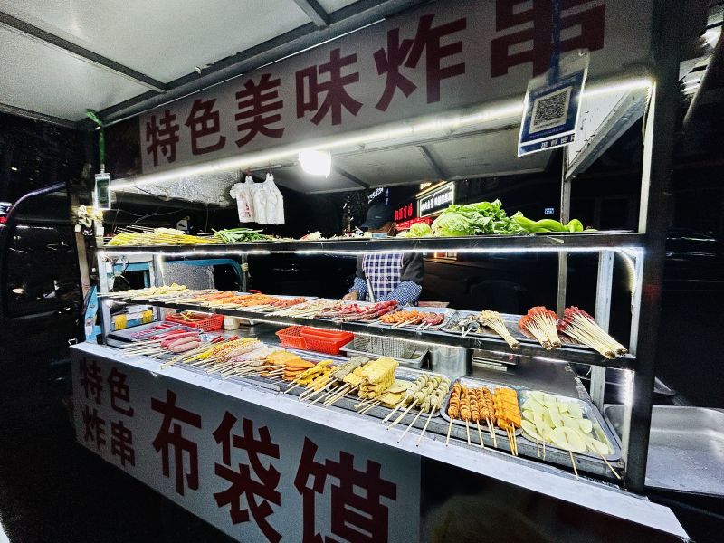 街边夜宵小吃美食烤串油炸串串