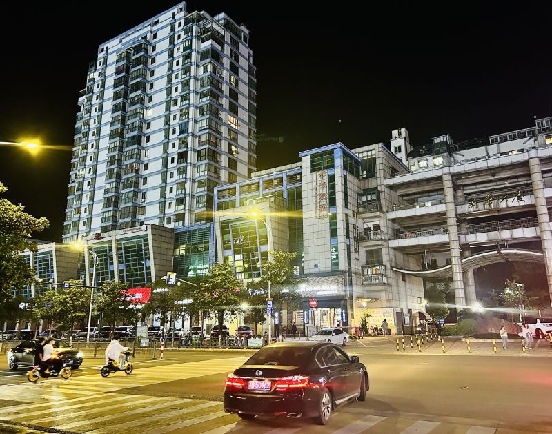余姚夜景马路车辆交通四明西路南华大厦
