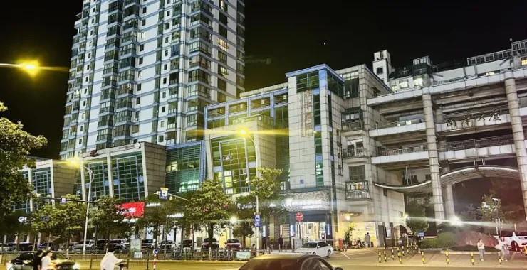 余姚夜景马路车辆交通四明西路南华大厦