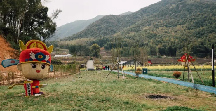余姚梁弄汪巷村可已花园人偶