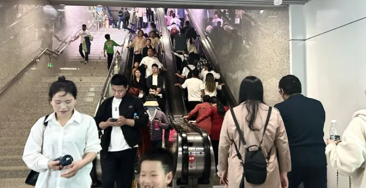 假期交通出行地铁站人群客流