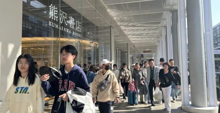 宁波天一广场熊沢书店游客人群客流