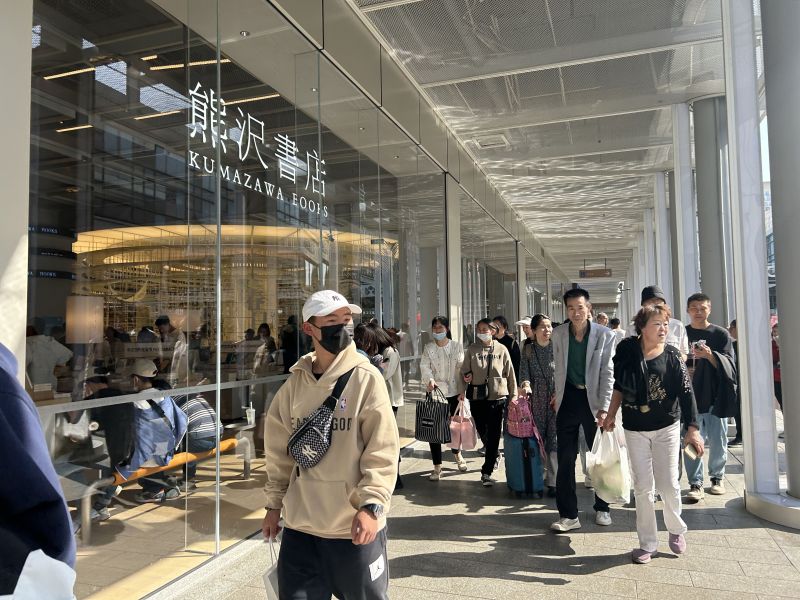 宁波天一广场熊沢书店游客人群客流