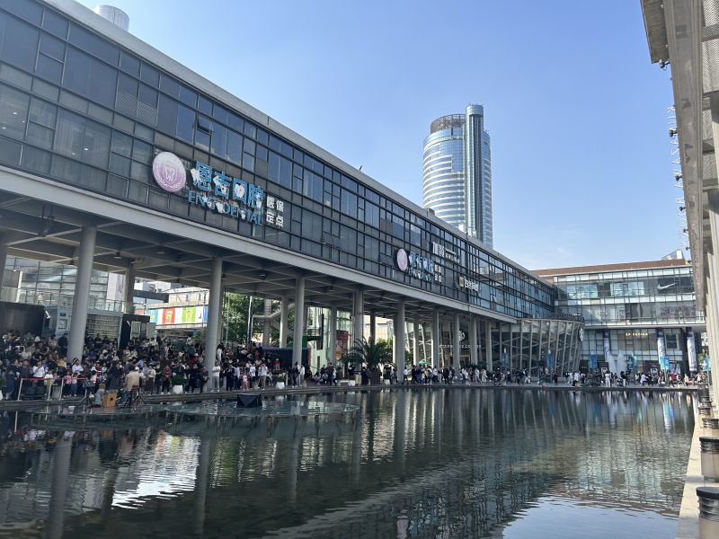 宁波天一广场水晶街游客人群客流