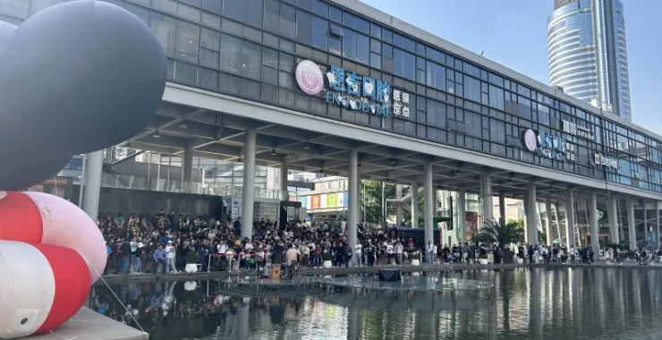 宁波天一广场水晶街游客人群客流