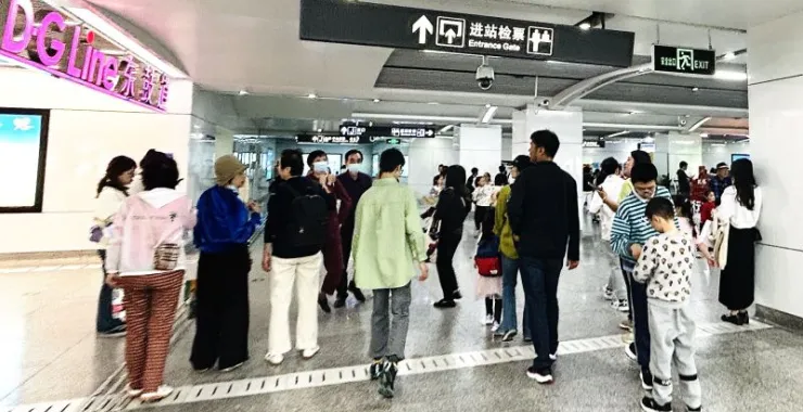 交通出行地铁人群乘客