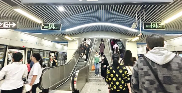 交通出行地铁人群乘客