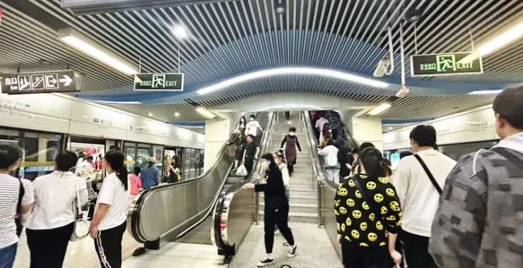 交通出行地铁乘客人群