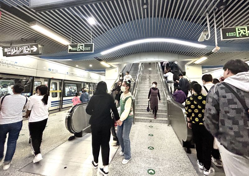 交通出行地铁乘客人群