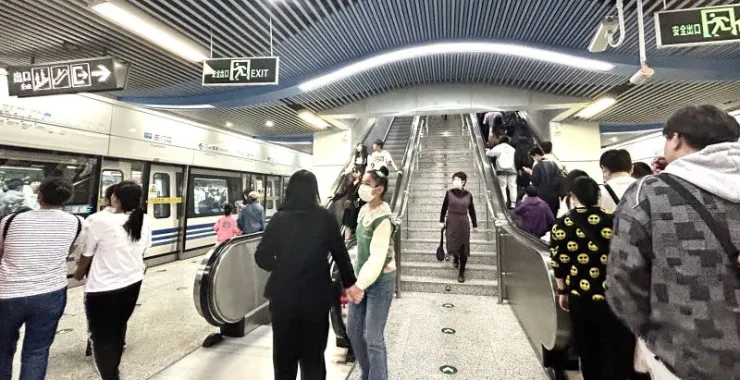 交通出行地铁乘客人群