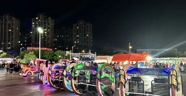 余姚万达广场夜景儿童游玩玩具游戏游乐设备