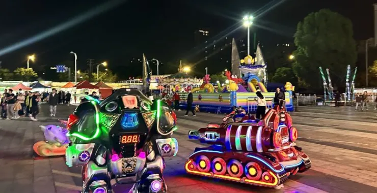 余姚万达广场夜景儿童游玩玩具游戏游乐设备